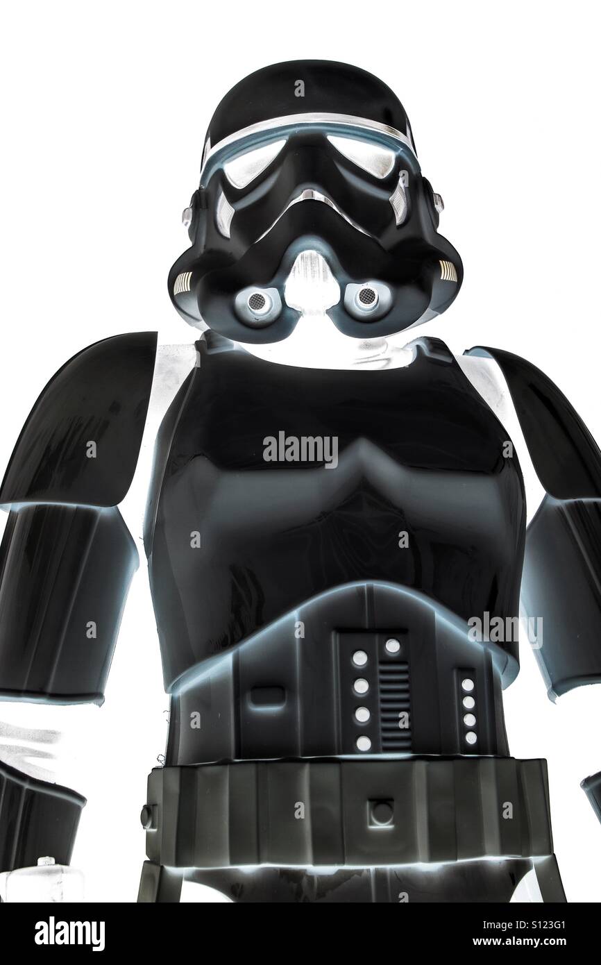 Ein schwarzer, Star Wars Stormtrooper auf weißem Hintergrund. - Smartphone-aufgenommenes Stockfoto