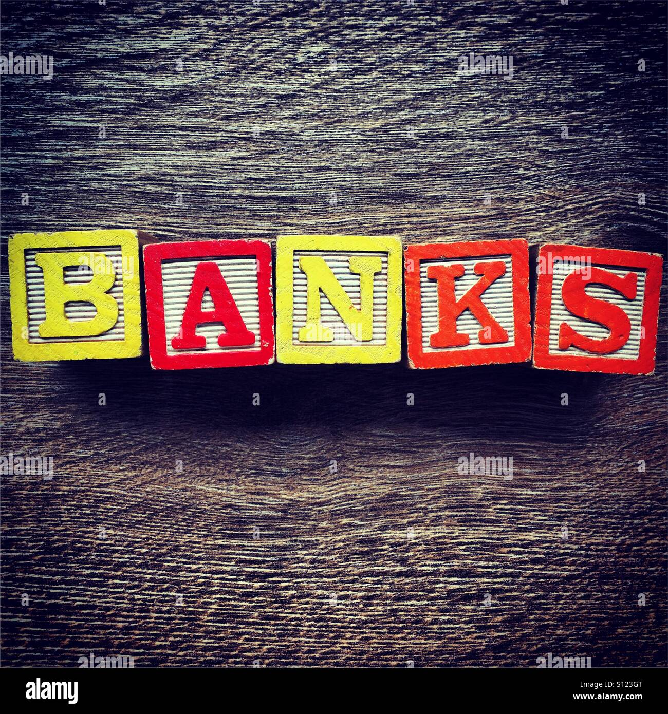 Banken Wort Text getan mit Holz-Block-Buchstaben - Smartphone-aufgenommenes Stockfoto