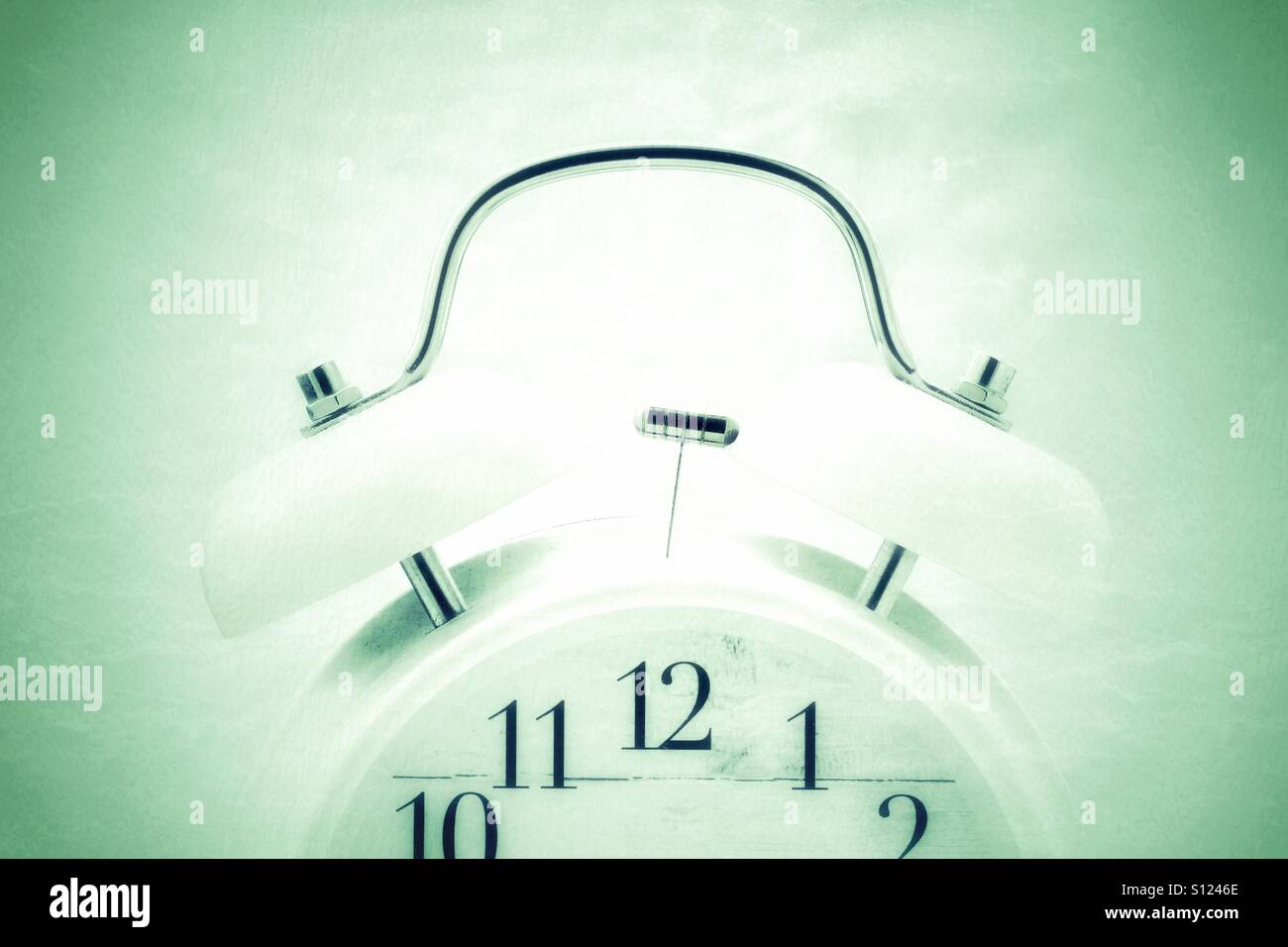 Ein Wecker mit Glocken und Hammer eine grüne Färbung mit weißer Mitte. Stockfoto