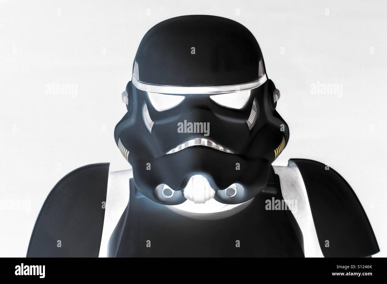 Ein schwarzer, Star Wars Stormtrooper auf weißem Hintergrund. Ein umgekehrtes ikonische Filmfigur. Stockfoto
