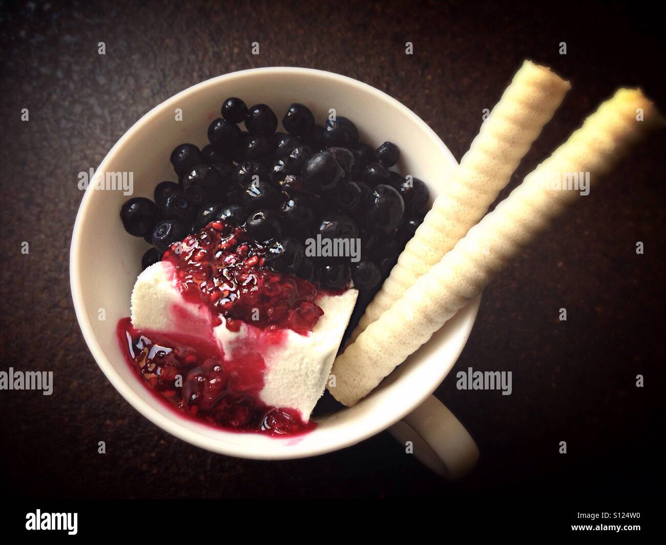 Eisbecher mit Früchten und Marmelade - Smartphone-aufgenommenes Stockfoto