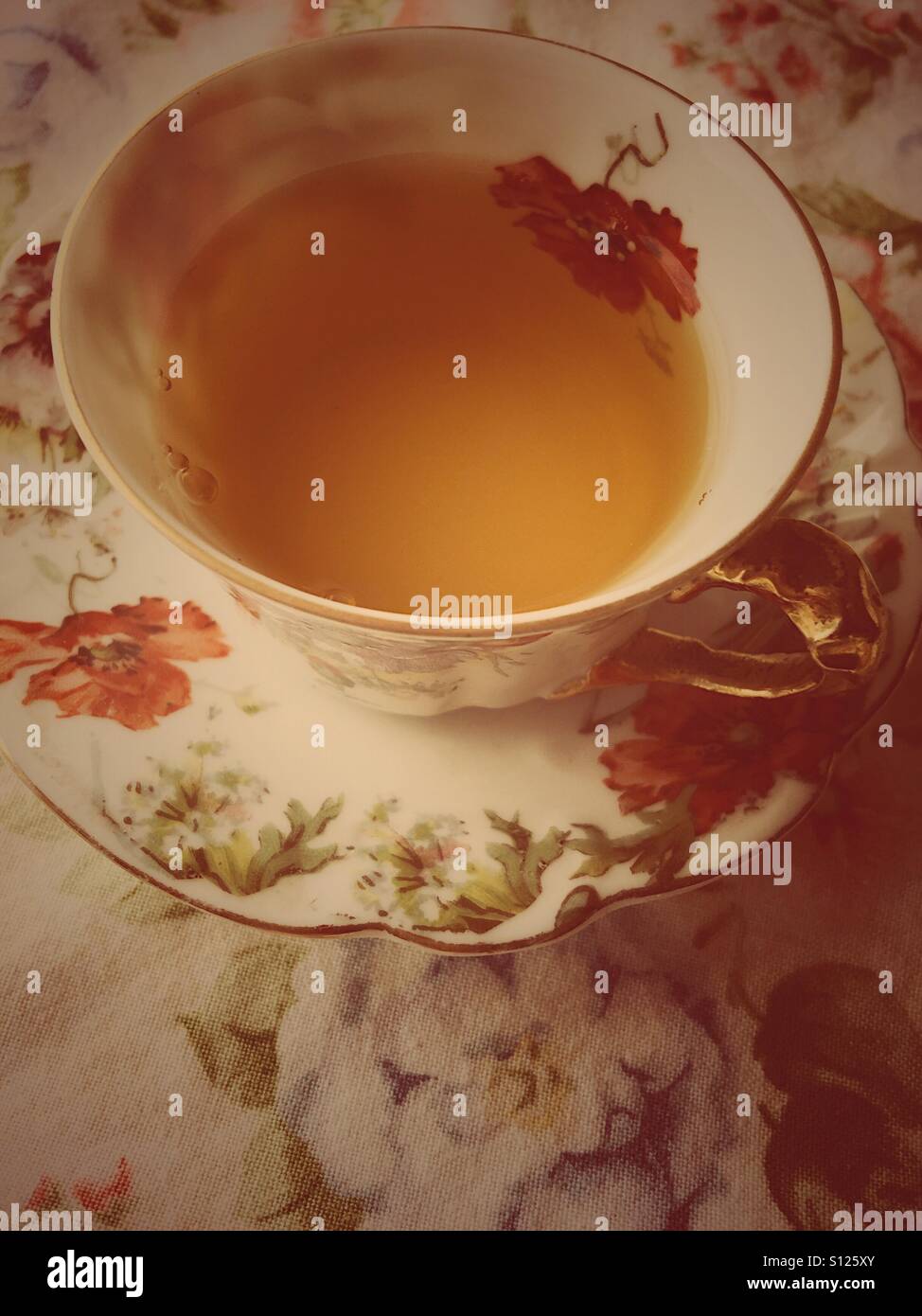 Tee in Floral-Tasse und Untertasse Stockfoto