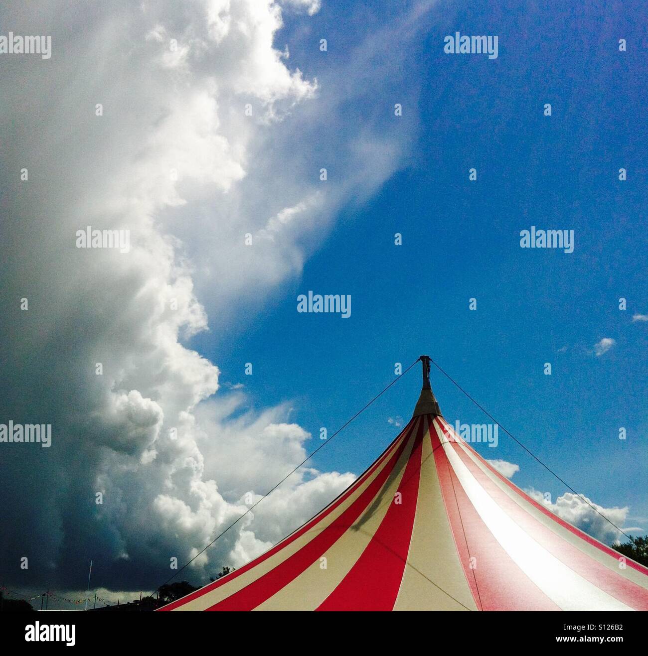 Sturm, clearing, blauen Himmel dahinter ein Zirkuszelt zu offenbaren Stockfoto