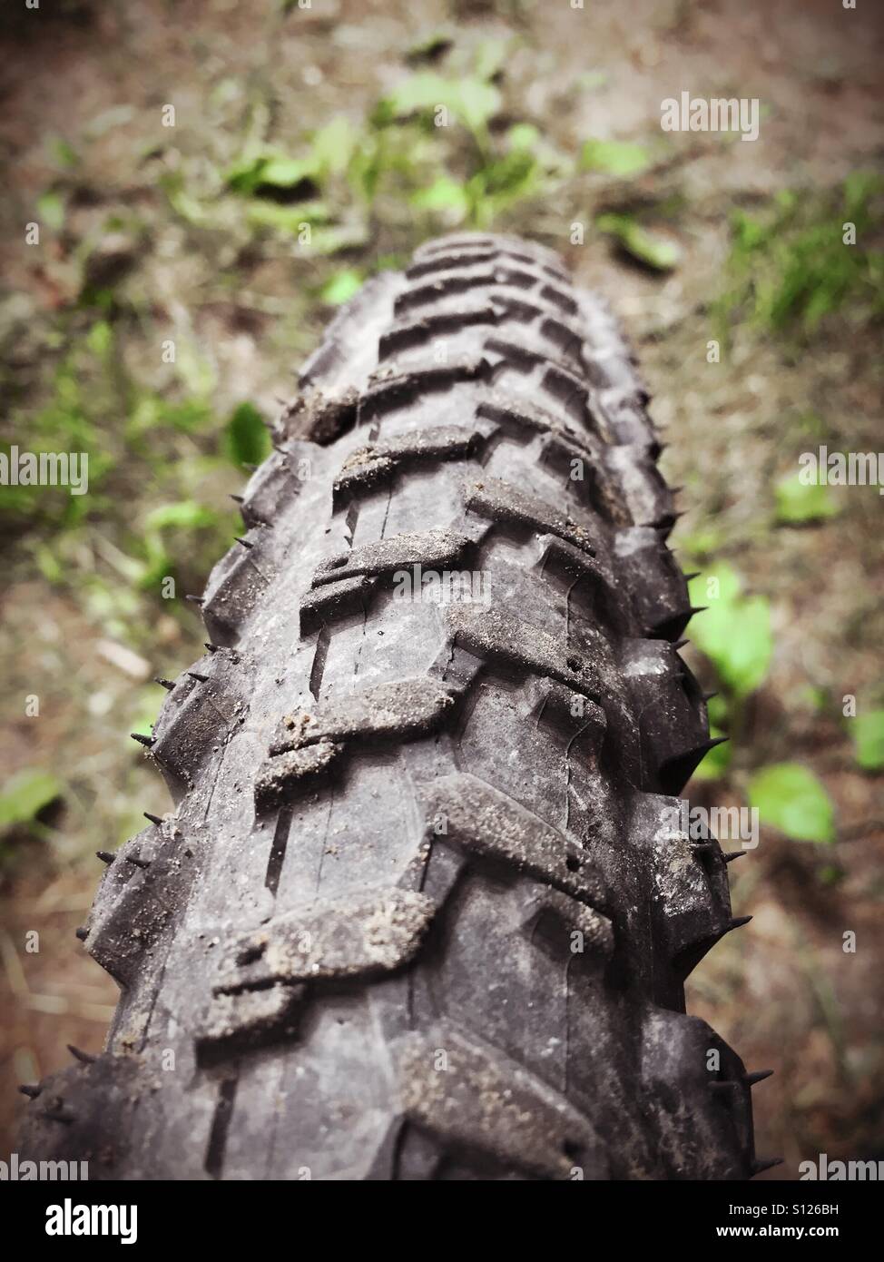 Fahrrad-Reifen in einem Messing-Hintergrund Stockfoto