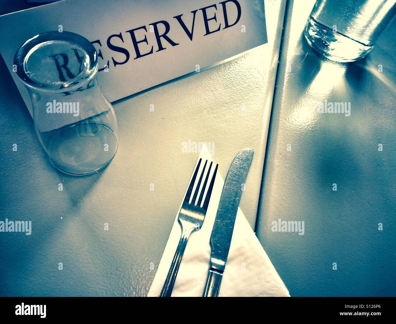 Tischdekoration mit reservierten Zeichen Stockfoto