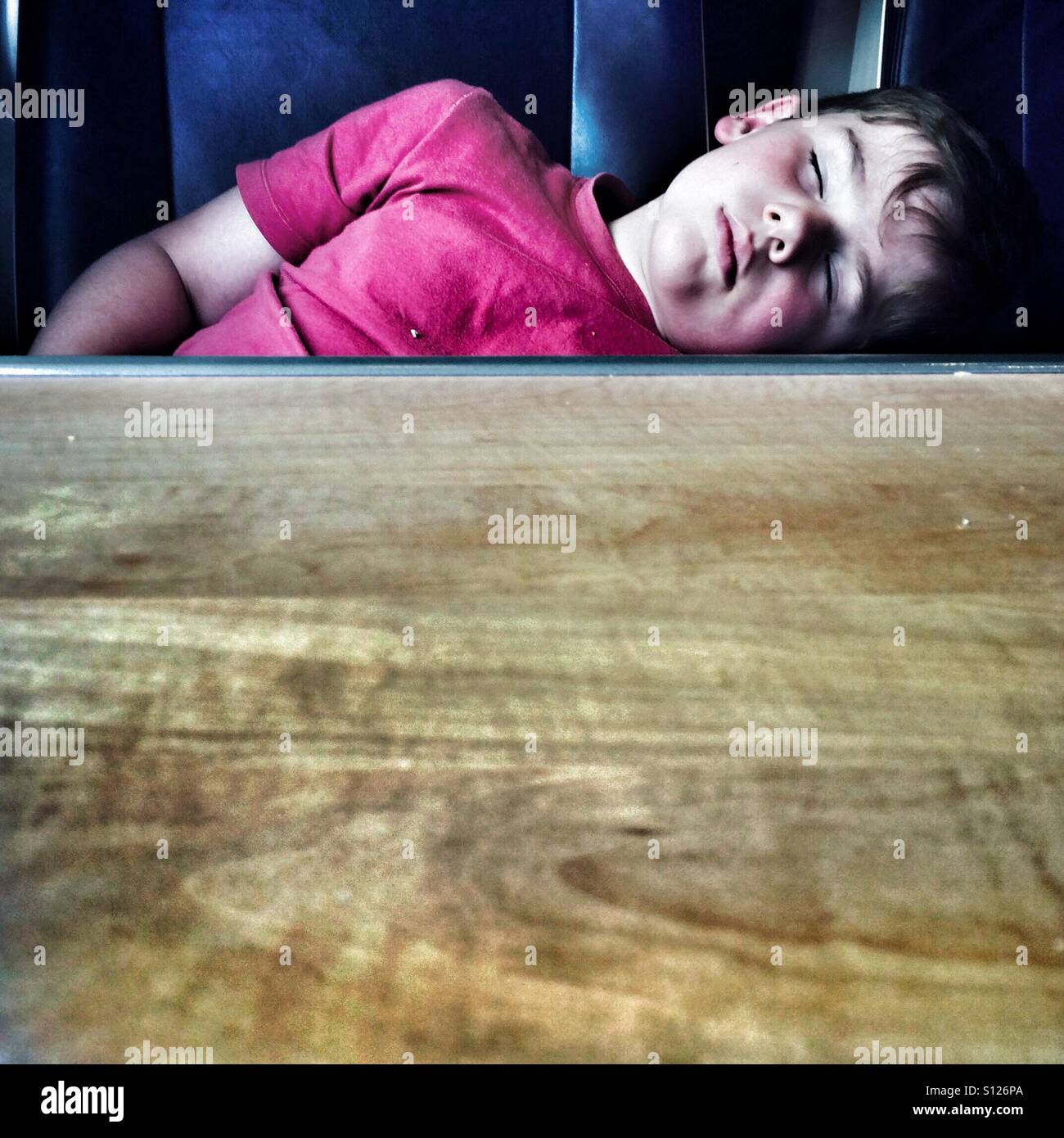 Schlafendes Kind auf Zug - Smartphone-aufgenommenes Stockfoto