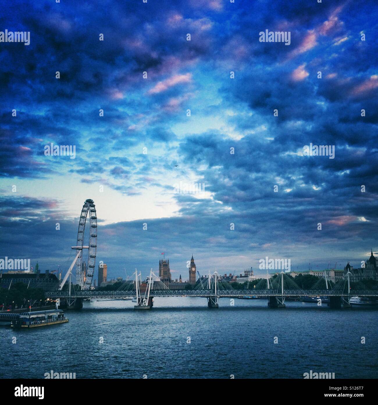Blick auf die Houses of Parliament und das London Eye aus der Themse, London Stockfoto