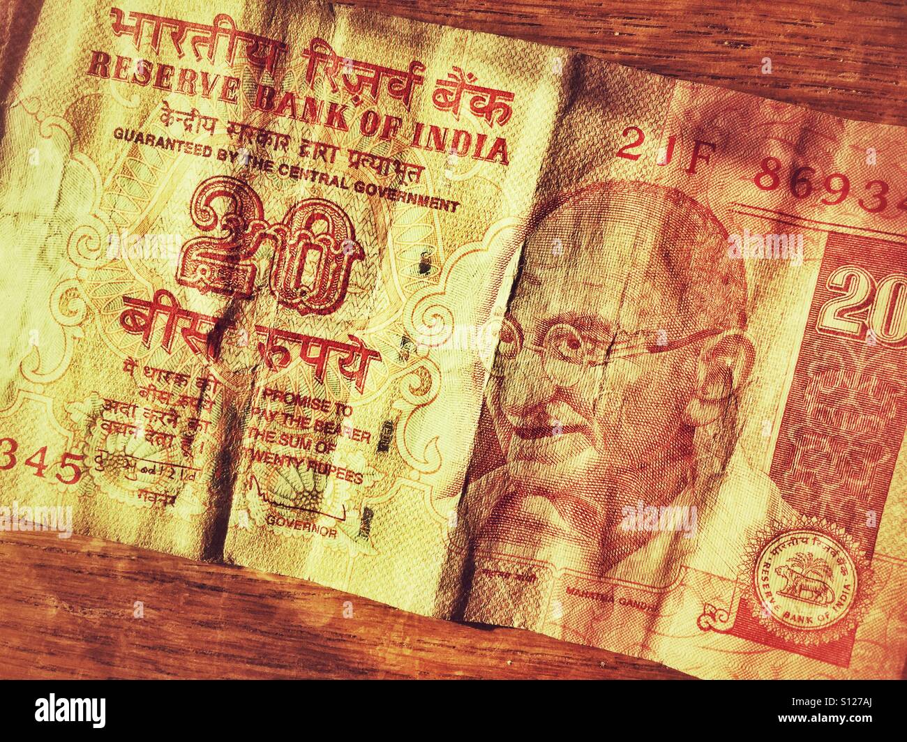 Die Serie 3 indischen 20 Rupien Note zeigt ein Porträt von Mahatma Gandhi und ist ein Teil der indischen Lion Capital Serie von Banknoten. Die indische Rupie ist gesetzliches Zahlungsmittel in Bhutan, Nepal & Simbabwe. - Smartphone-aufgenommenes Stockfoto