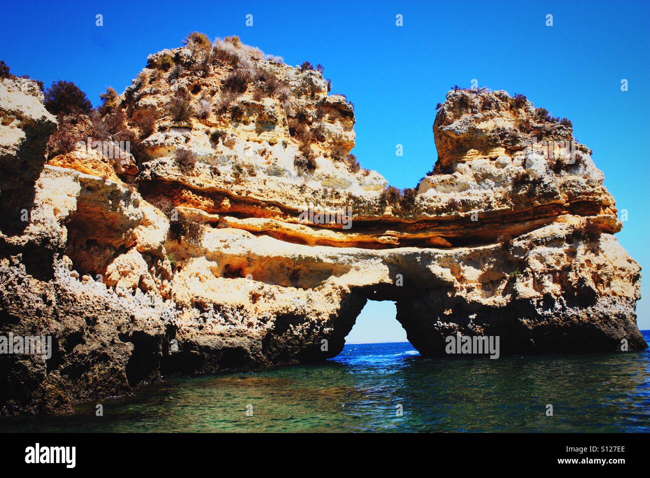 Große Felsen im Ozean Stockfoto