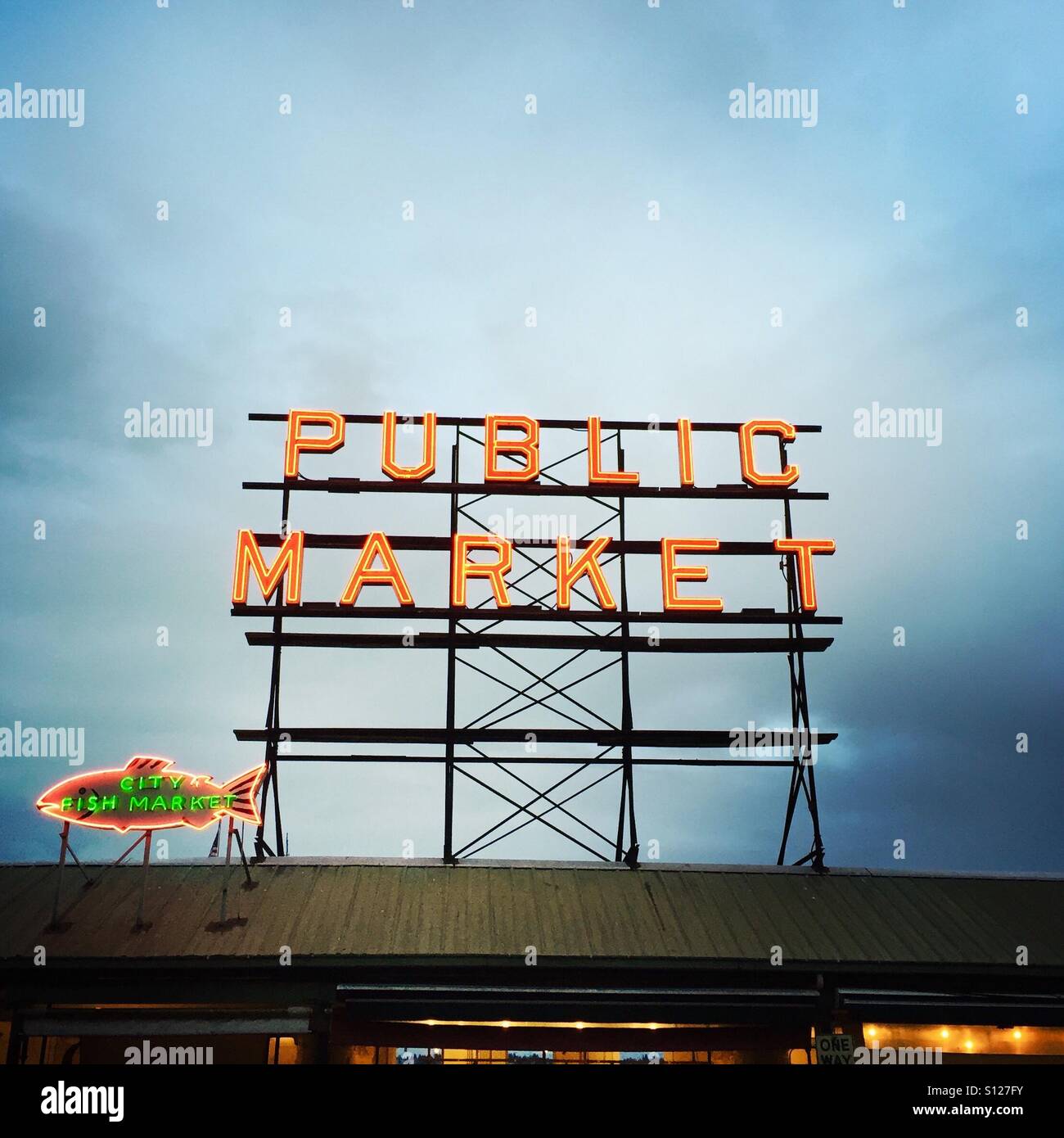 Die öffentlichen Markt Zeichen am Pikes Place Market in Seattle, Washington USA. Stockfoto