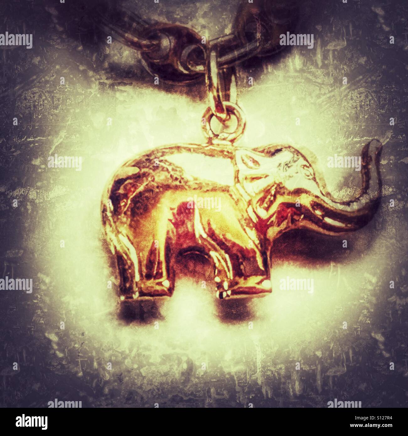 Gold Elephant auf ein gold Bettelarmband Stockfoto