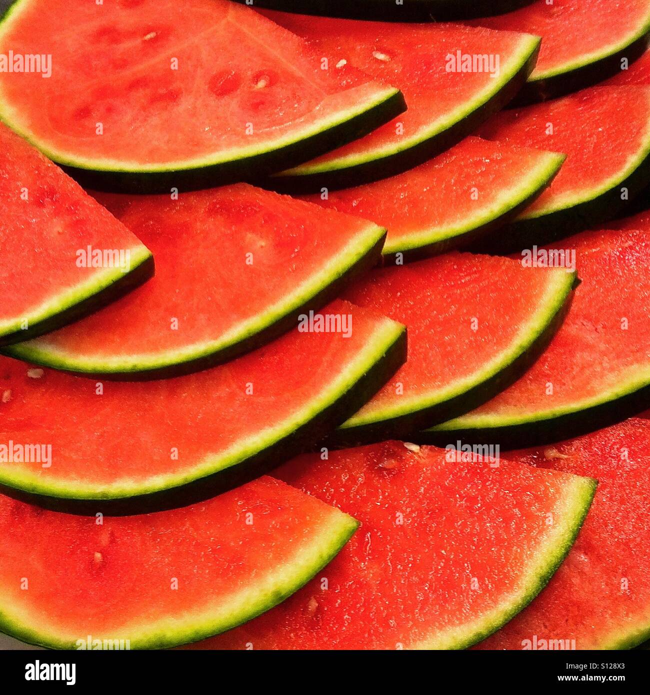 Wassermelonenscheiben aus nächster Nähe. Mobiltelefon-Foto mit einem Telefon oder Tablet Nachverarbeitung. - Smartphone-aufgenommenes Stockfoto