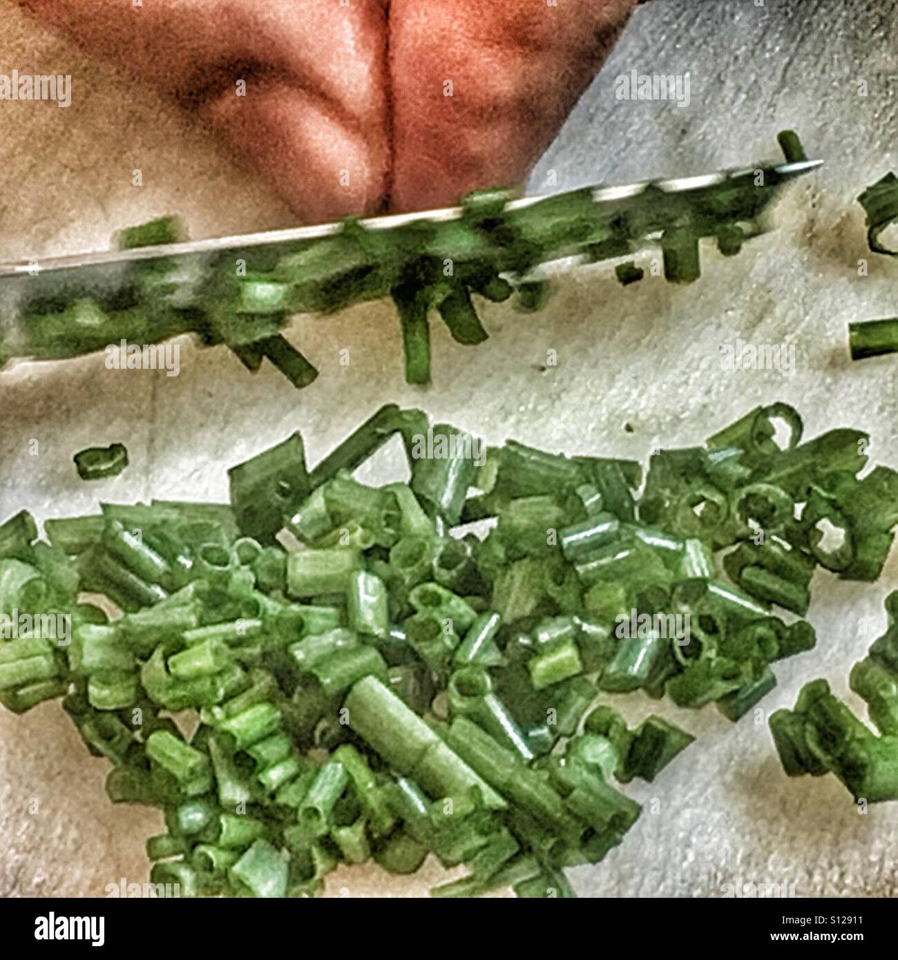 Schnittlauch auf ein Schneidebrett - Smartphone-aufgenommenes Stockfoto