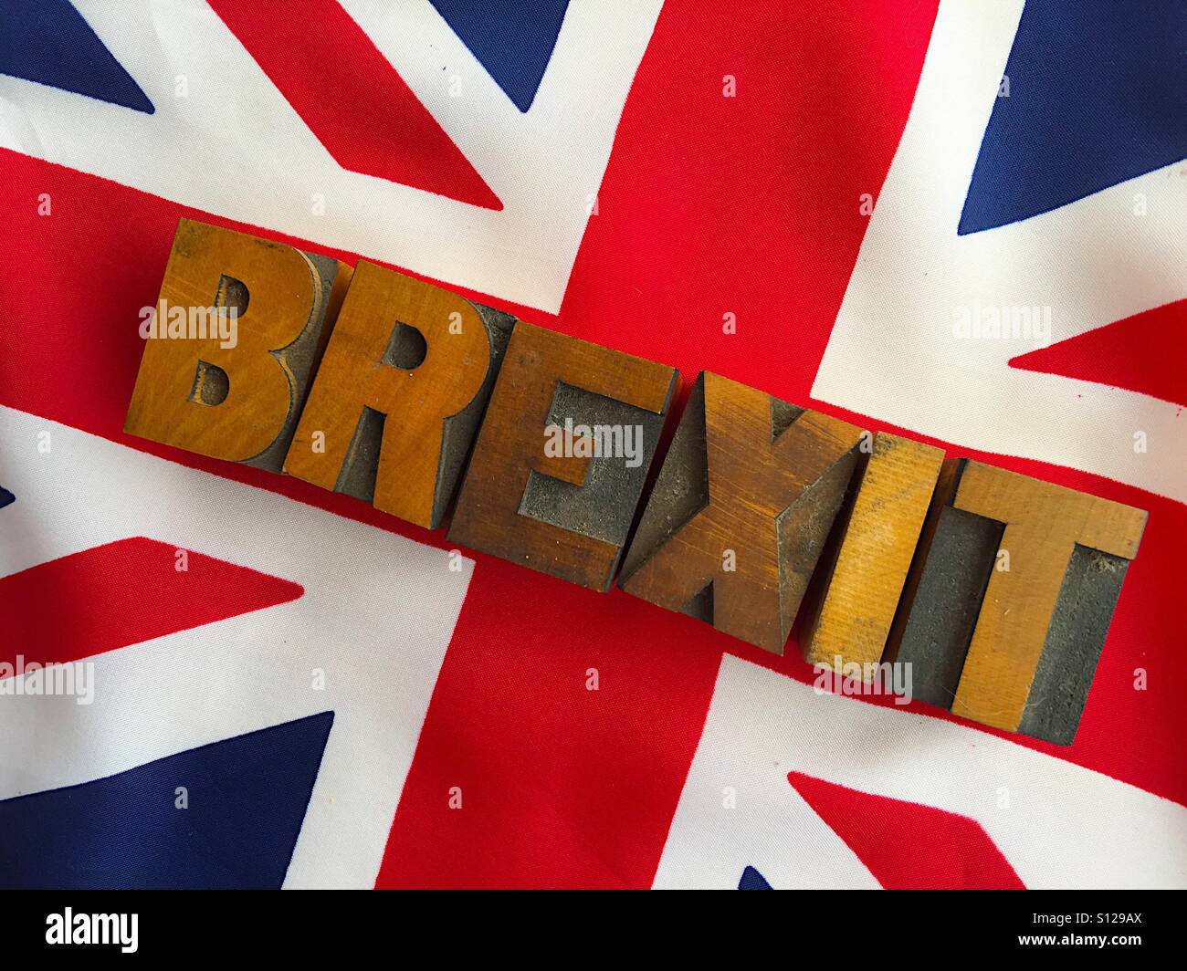 Britische Flagge mit Austritt in Holz Buchstaben - Smartphone-aufgenommenes Stockfoto