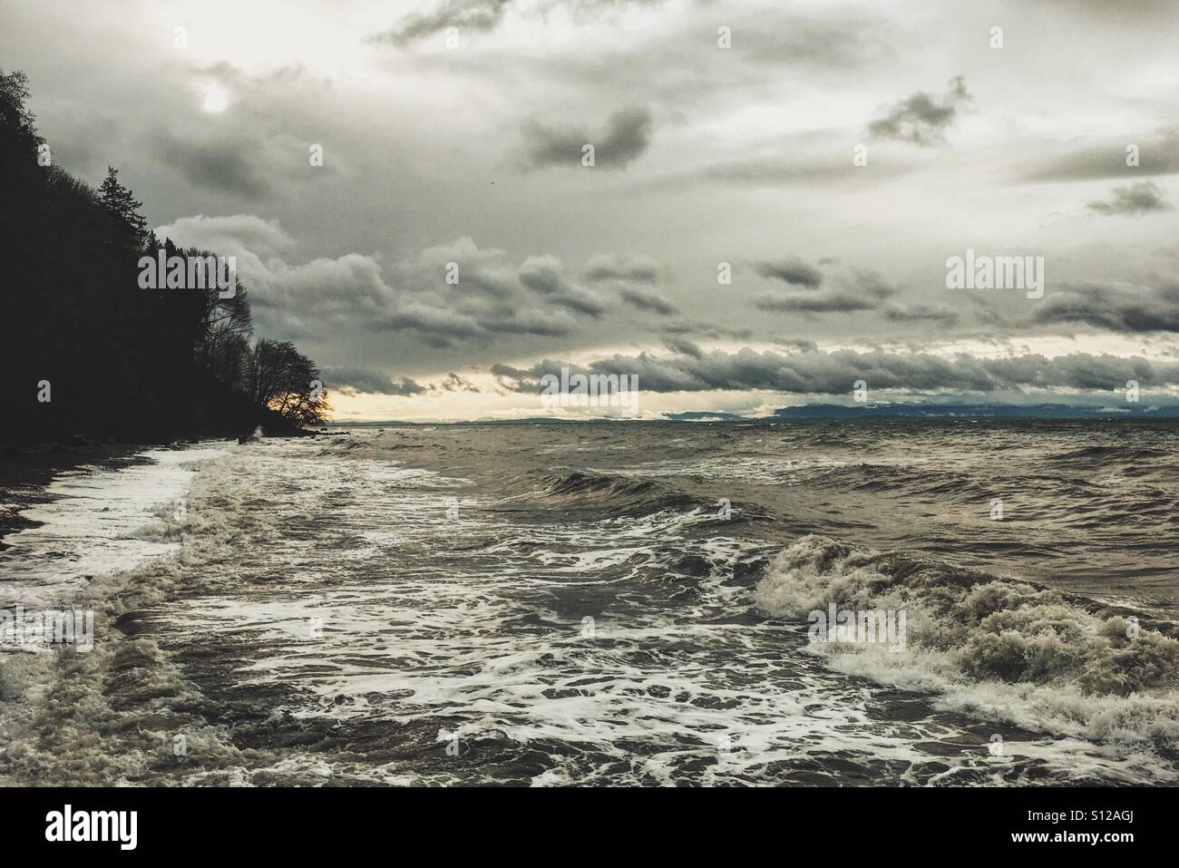 Grobe Wellen des Ozeans an der West Küste von Kanada Stockfoto