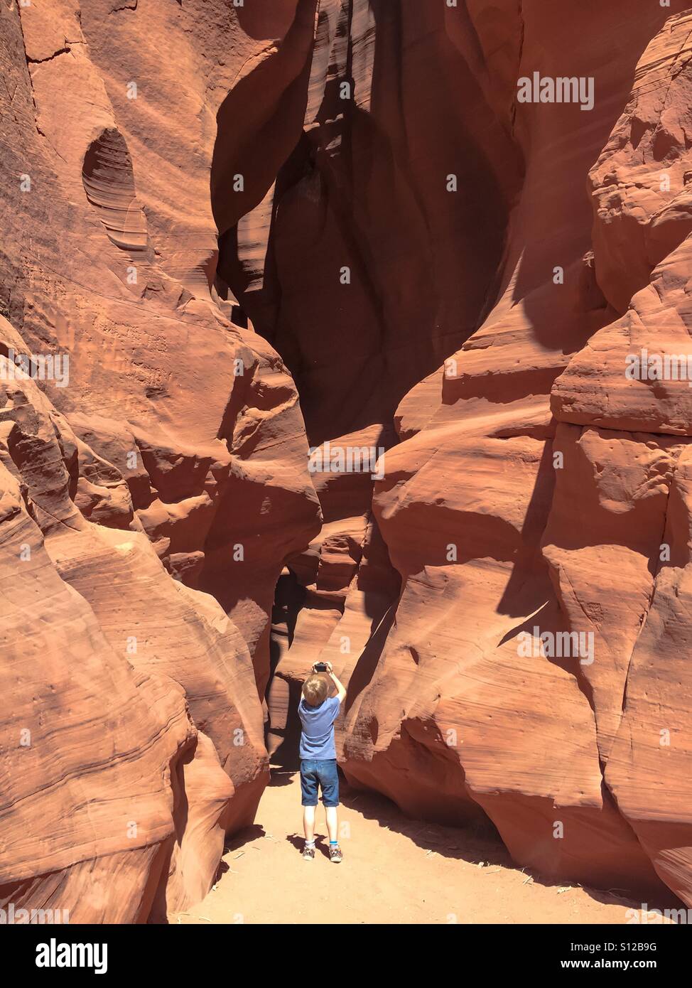Junge im Antelope Canyon, Arizona, mit einer SLR-Kamera fotografieren Stockfoto