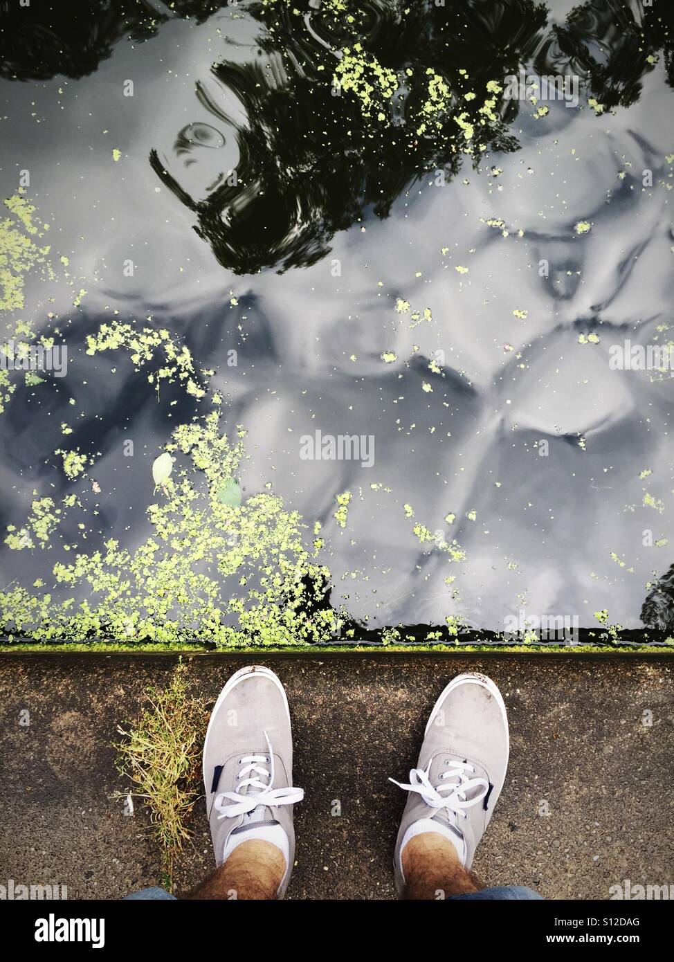 Füße und Wasser Stockfoto