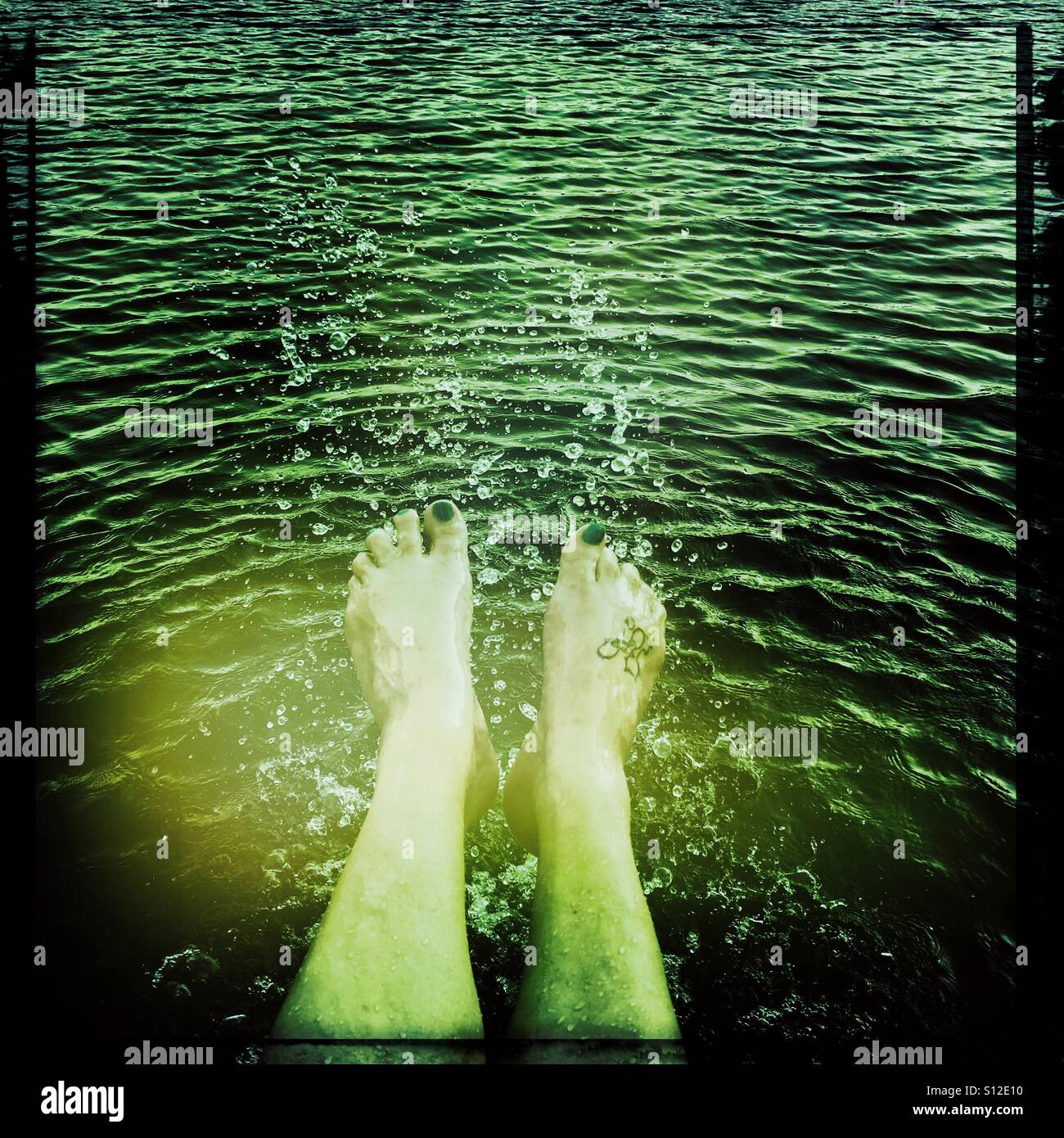 Füße im Wasser plantschen Stockfoto