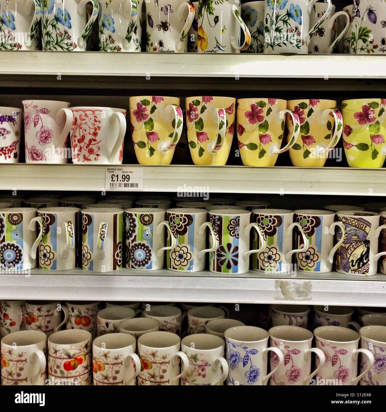 Tassen in verschiedenen Größen und Farben Stockfoto