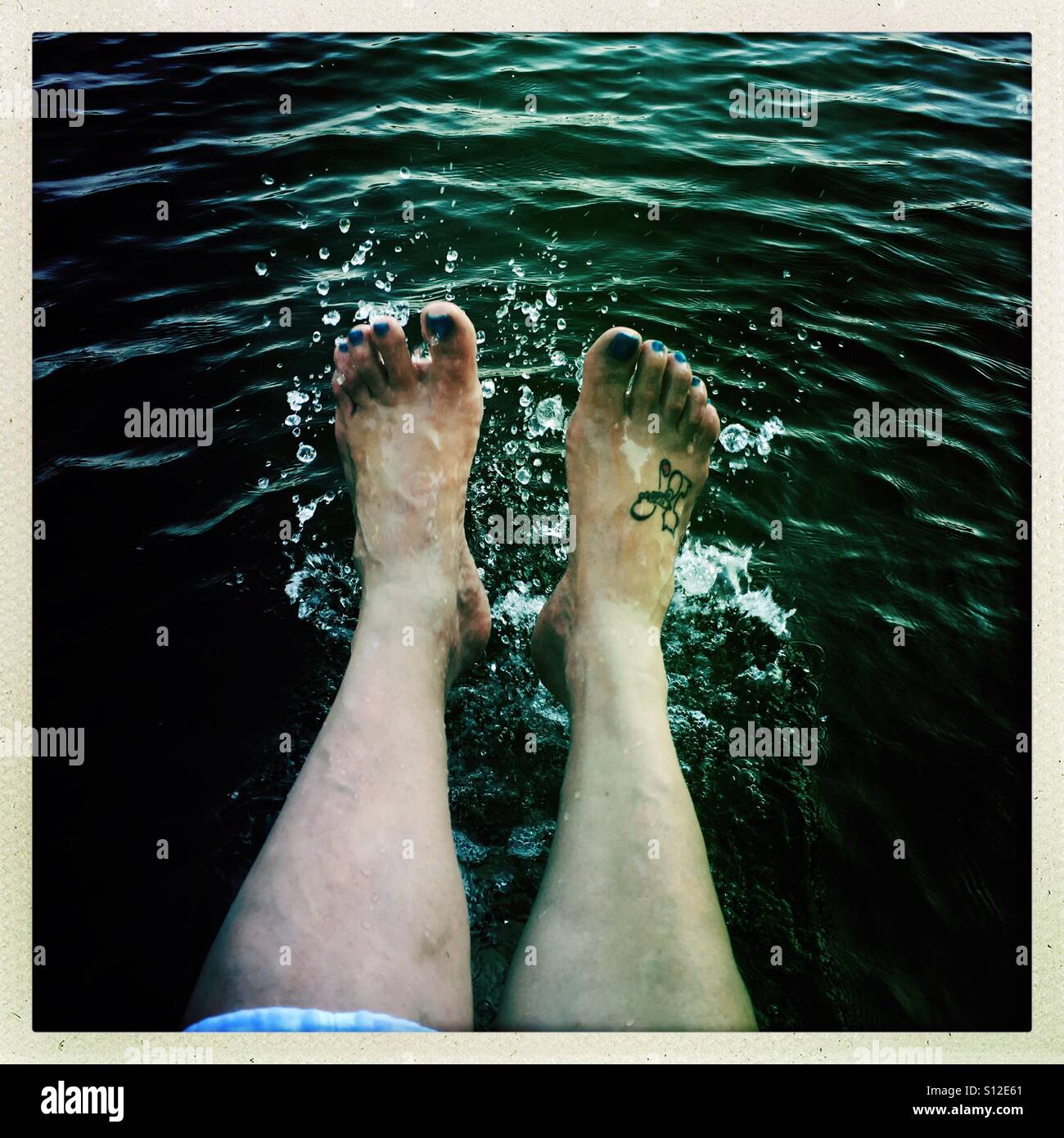 Füße, planschen im Wasser mit Magisto film Stockfoto