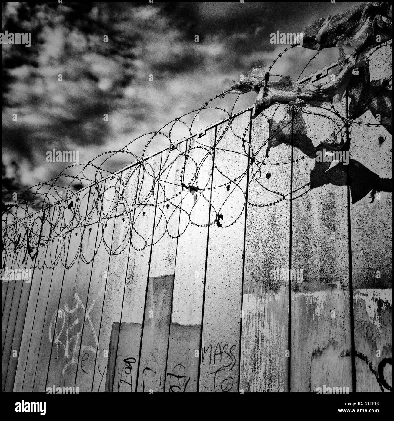 Mauer mit Stacheldraht, Woodstock, Kapstadt. - Smartphone-aufgenommenes Stockfoto