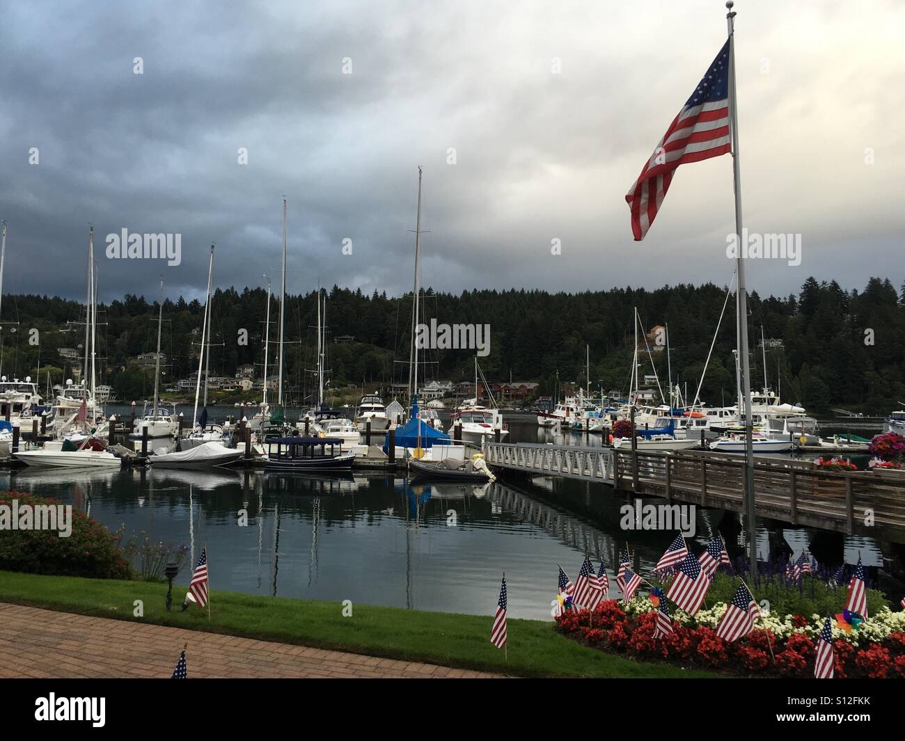 Schöner Gig Harbor Washington unseres Landes Flagge als Anerkennung für die Fourth Of July. Stockfoto