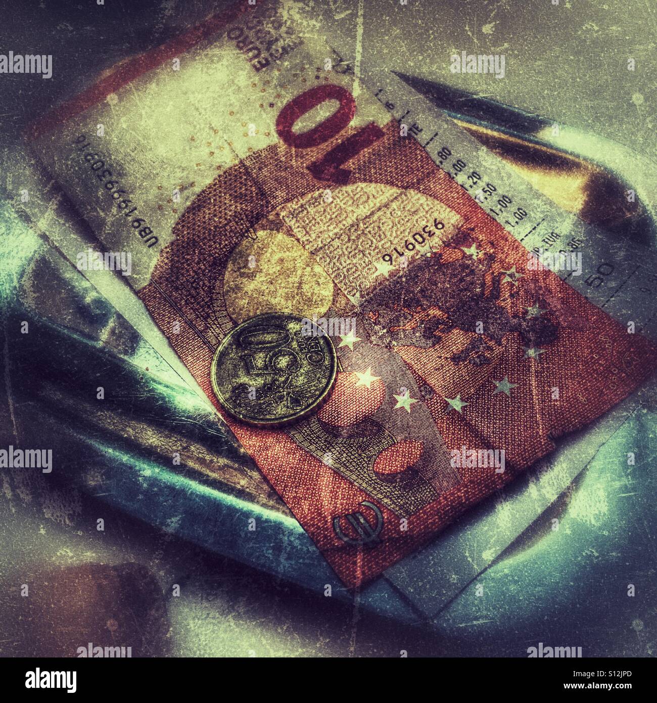 Restaurantrechnung und Euro. - Smartphone-aufgenommenes Stockfoto