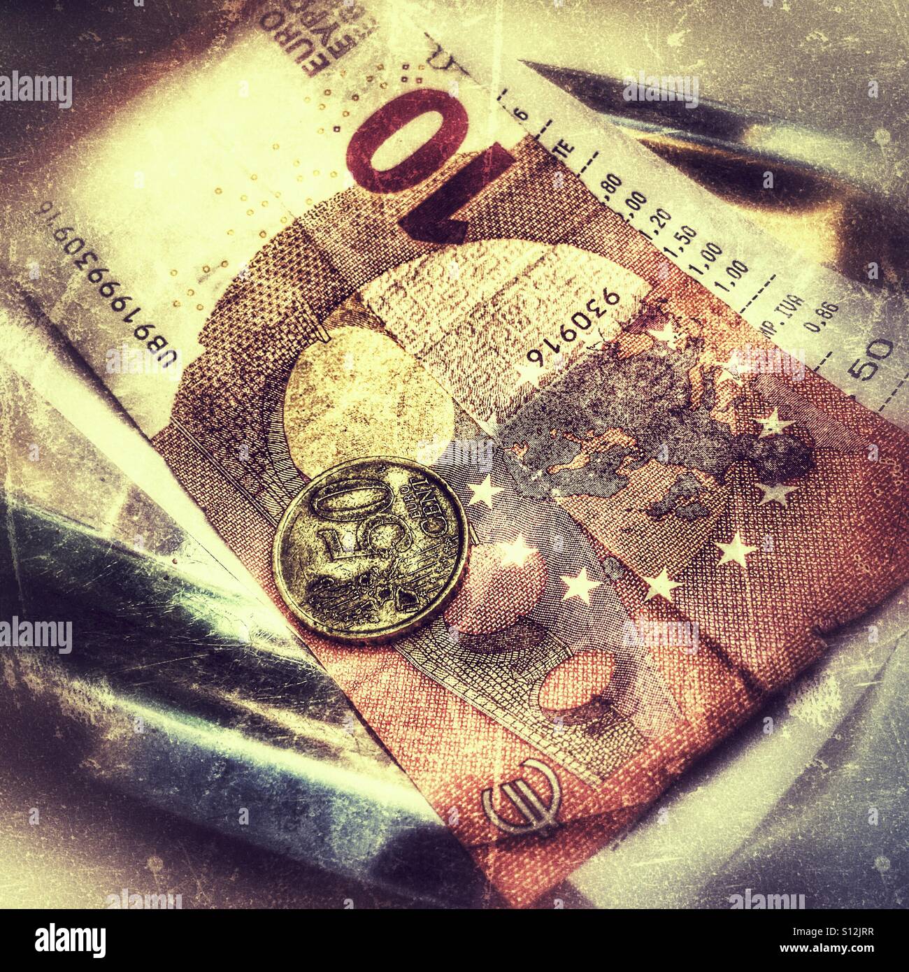 Restaurantrechnung und Euro - Smartphone-aufgenommenes Stockfoto