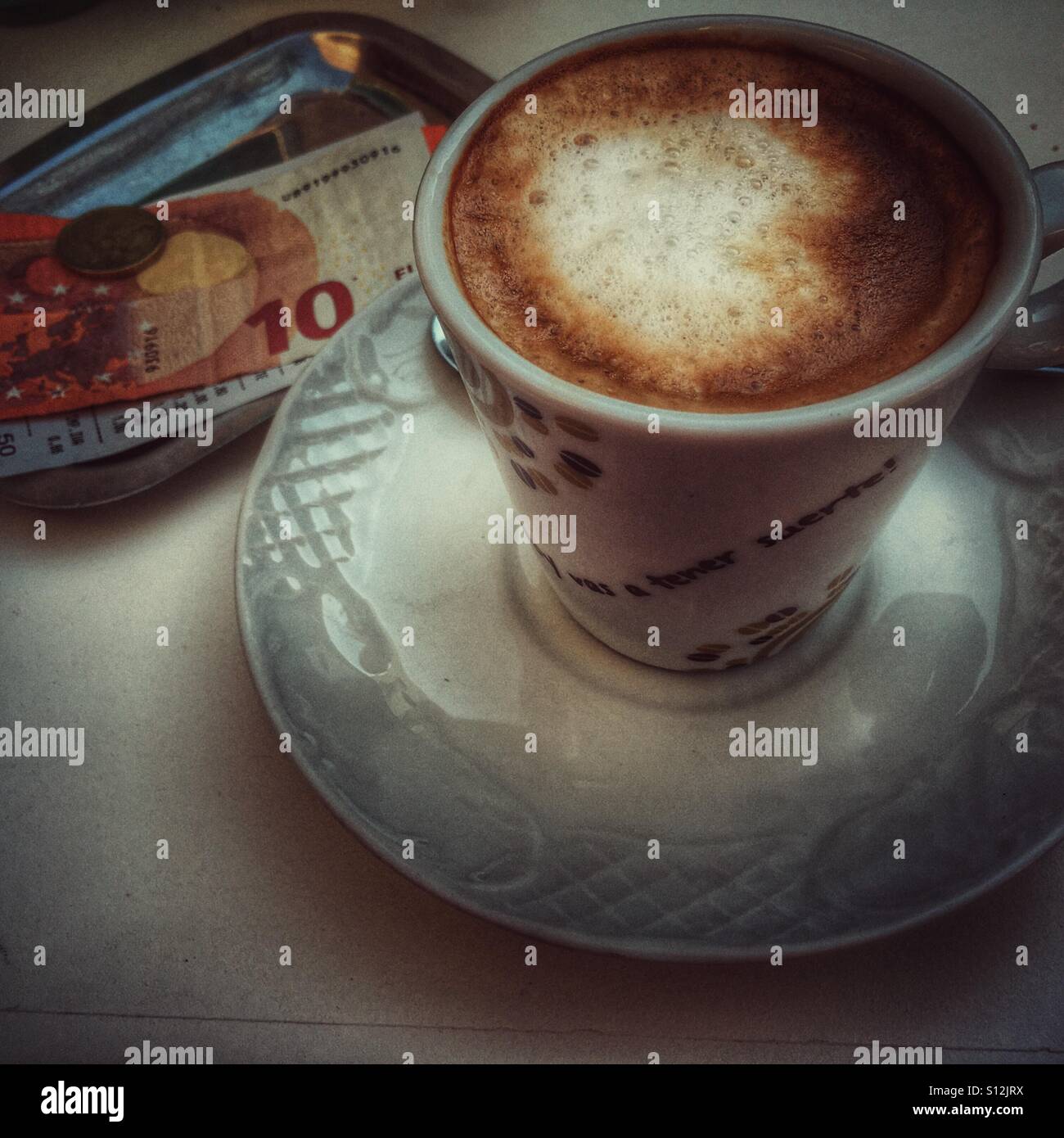 Kaffee und die Rechnung. - Smartphone-aufgenommenes Stockfoto