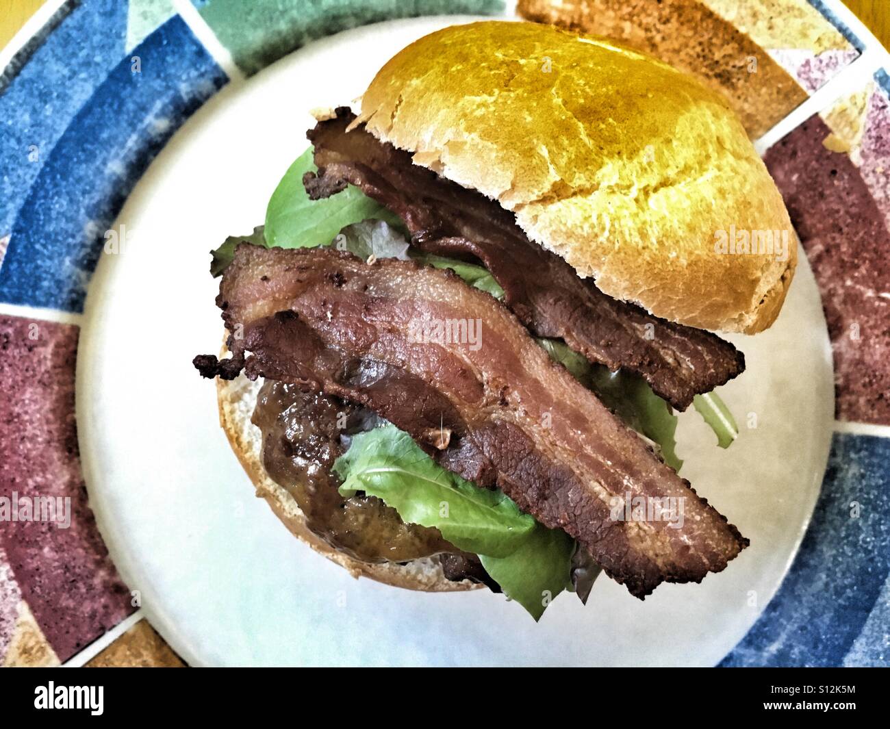 Hausgemachte Grill Hamburger mit Salat und Speck Stockfoto