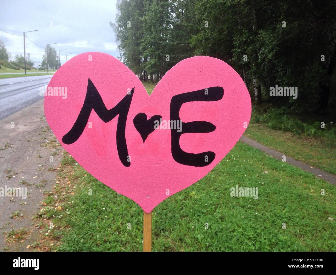 Herzförmige Schild am Straßenrand Stockfoto