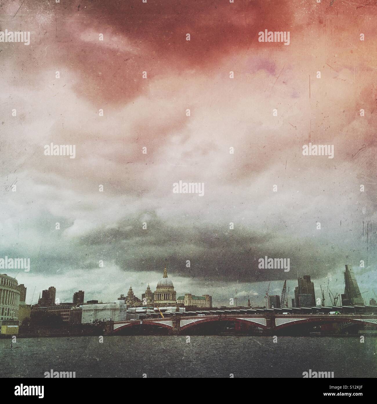 St. Pauls Cathedral und der Themse, London, England, UK. - Smartphone-aufgenommenes Stockfoto