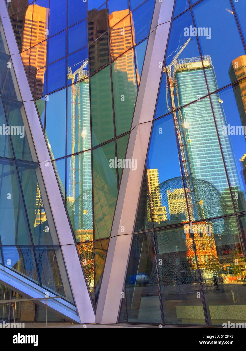 "Der Bogen" reflektiert die Calgary downtown core Stockfoto