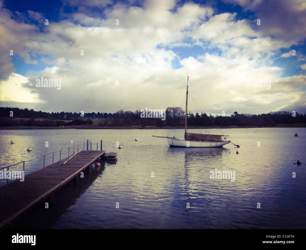 Ein einsamer Boot ankern aus einer Anlegestelle in Woodbridge in Suffolk. Stockfoto