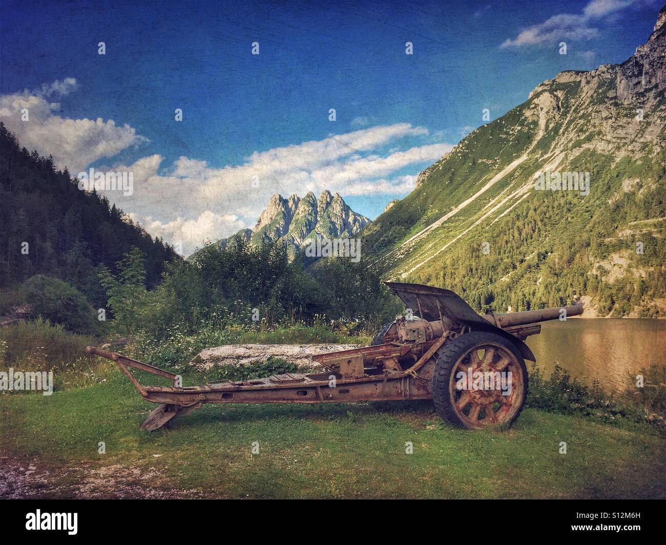 Ersten Weltkrieg Kanone in der Nähe von Lago del Predil, Italien Stockfoto