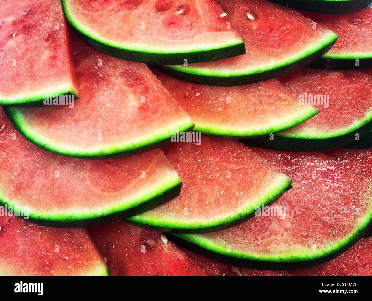 Saftige Wassermelonenscheiben. Mobiltelefon-Foto mit einem Telefon oder Tablet Nachverarbeitung. - Smartphone-aufgenommenes Stockfoto