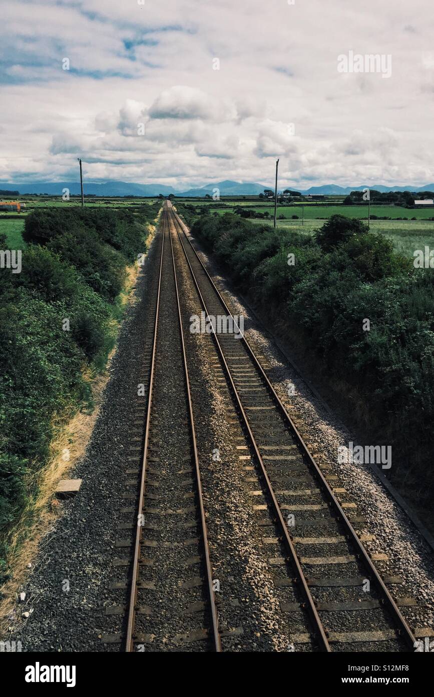 Eisenbahn durch Anglesey Blick in Snowdonia, Nordwales Stockfoto