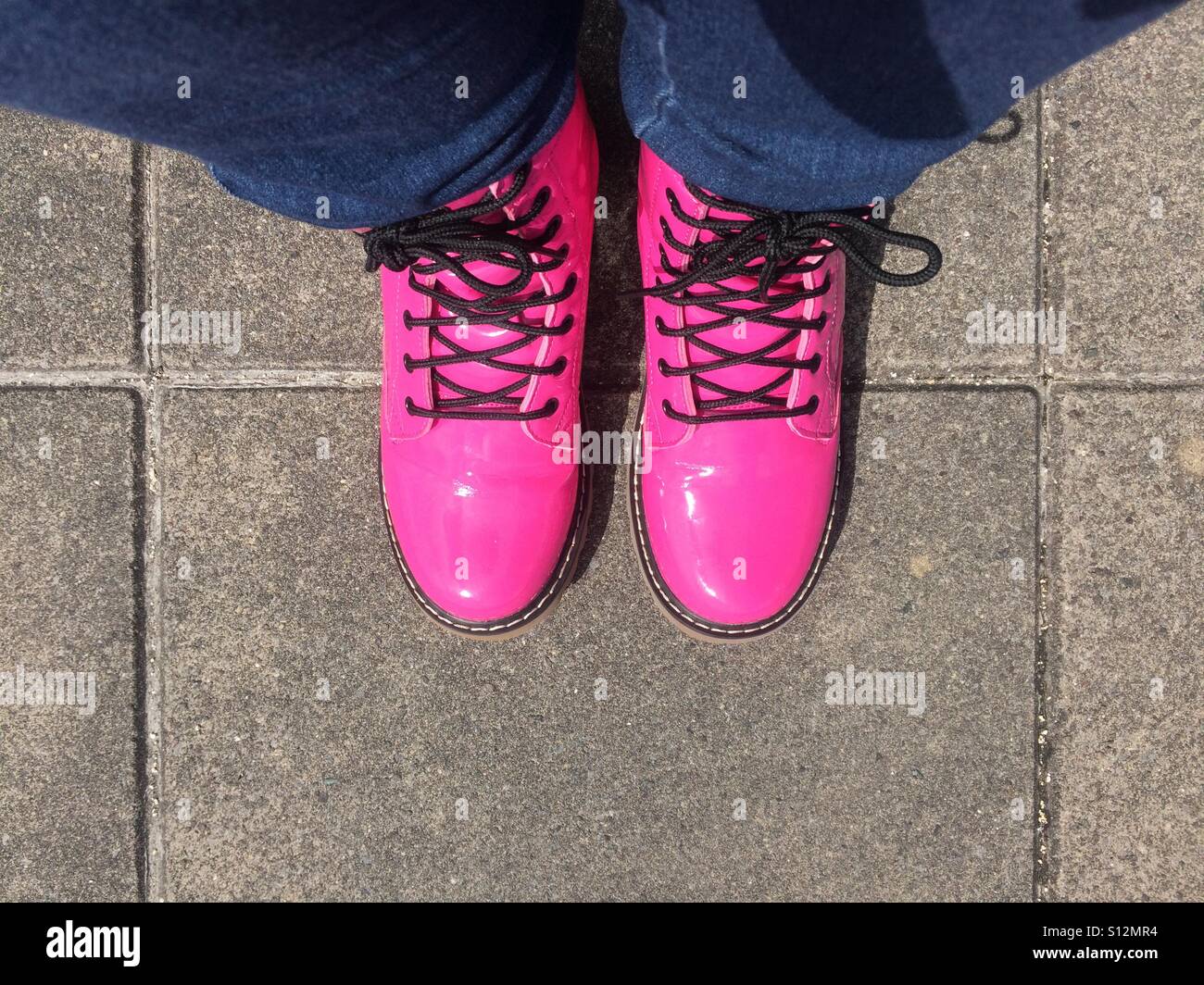 Neon rosa glänzenden Stiefeln Stockfoto