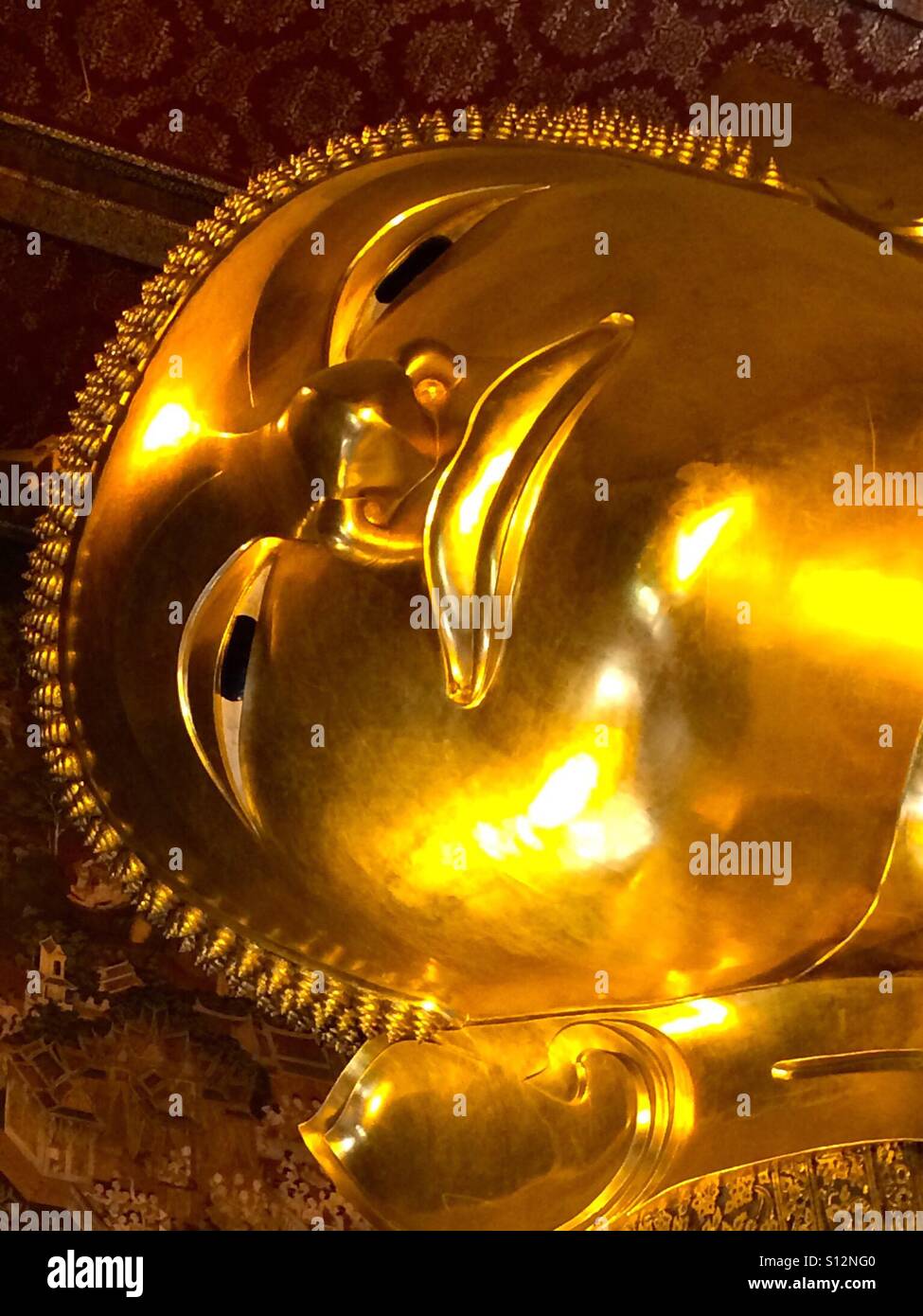 Liegender Buddha - Smartphone-aufgenommenes Stockfoto