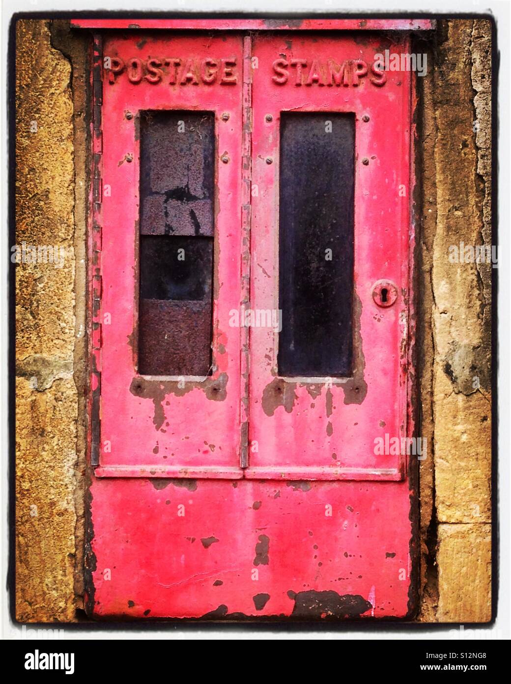 Ein alter ausgedienter Briefmarkenautomat. IPhone-Foto mit Instagram-Verarbeitung. Stockfoto