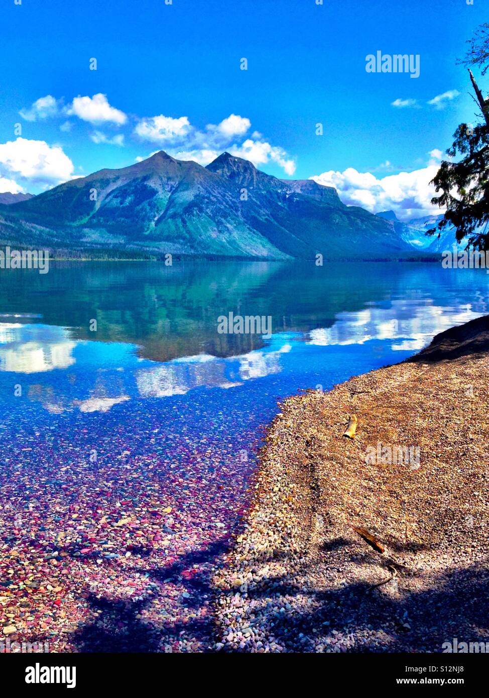 Berg-Reflexionen über ein blauer See Stockfoto