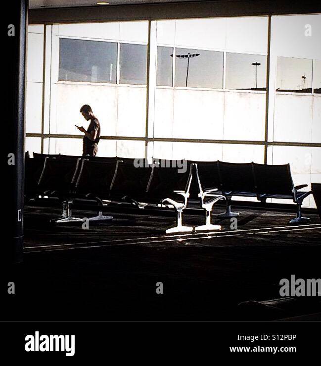 Mann auf seinem Handy am LAX Flughafen Stockfoto