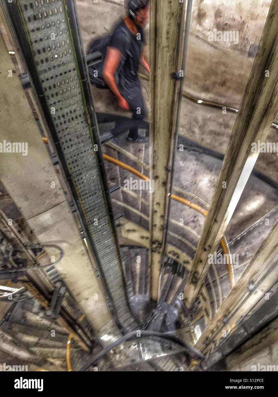 Hinunter ein eine alte Wendeltreppe aus Metall Stockfoto