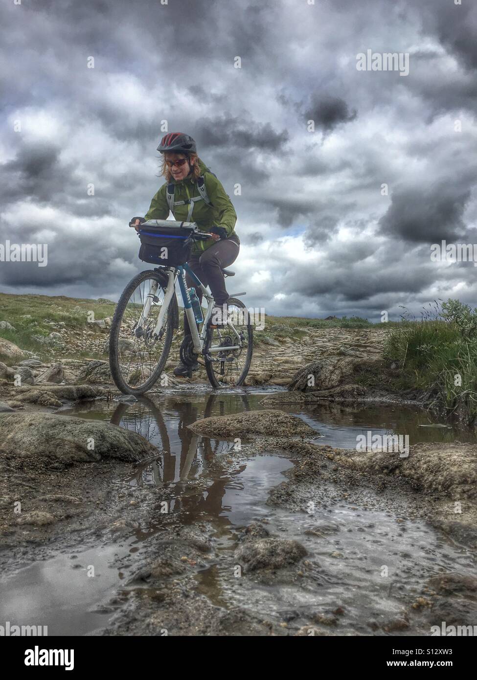 Extreme Radtour auf der Hochebene Hardangervidda, Norwegen Stockfoto