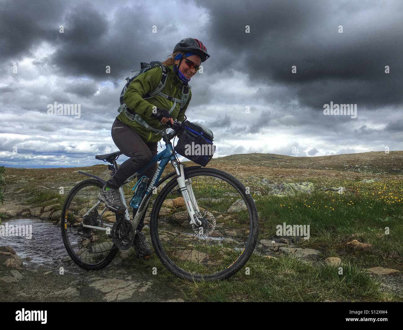 Extreme Radtour auf der Hochebene Hardangervidda, Norwegen Stockfoto