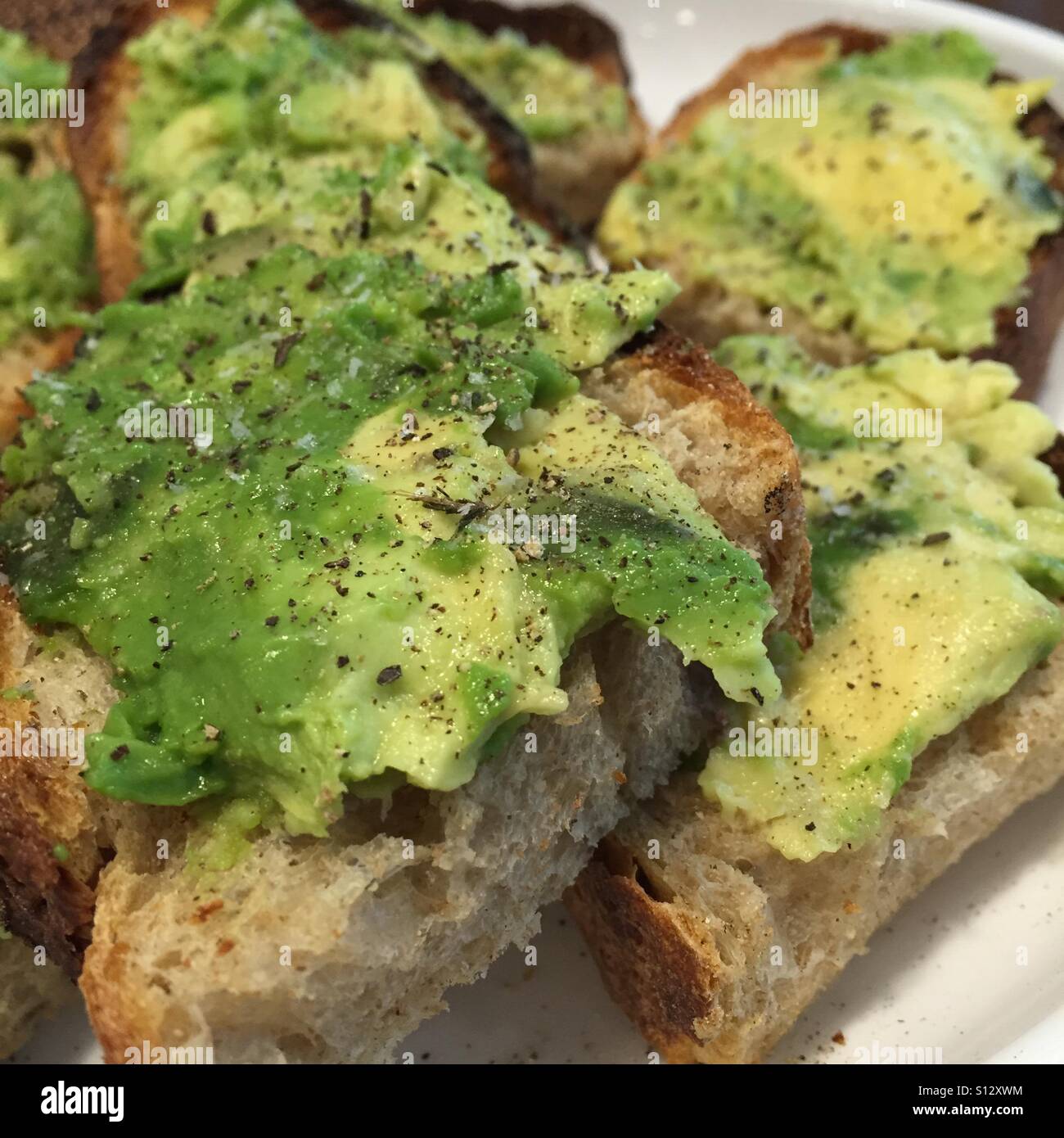 Avocado-Toast auf Walnuss Sauerteig Stockfoto