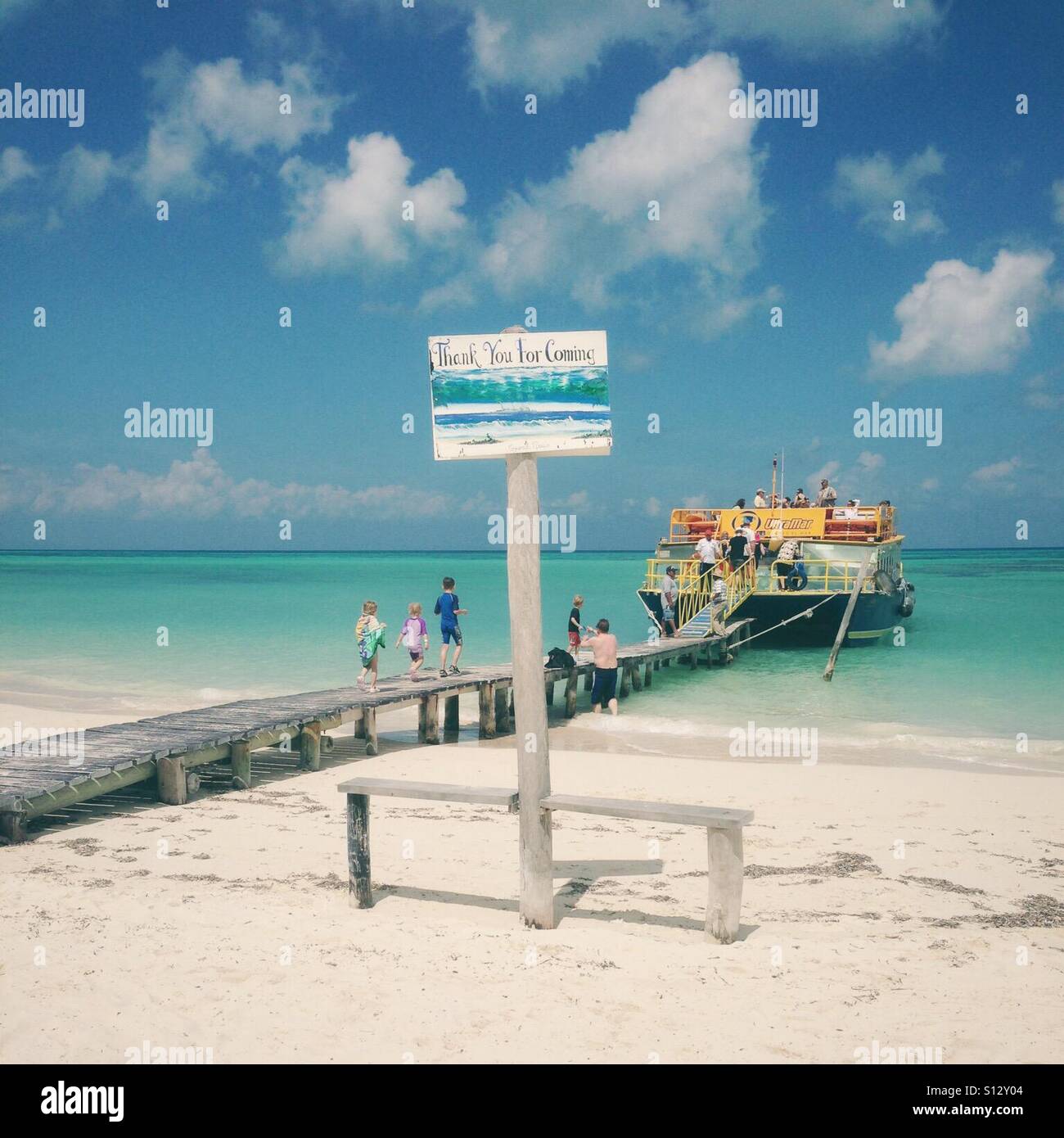 Ein Schild an einem privaten Strand Dank Besucher, als sie an ein Boot Bord zu fahren. - Smartphone-aufgenommenes Stockfoto