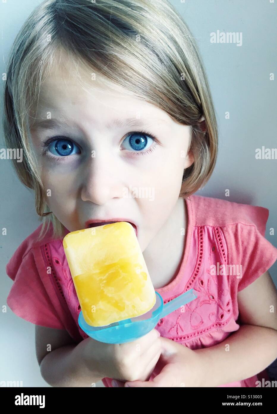 Überrascht, Essen ein lolly Stockfoto