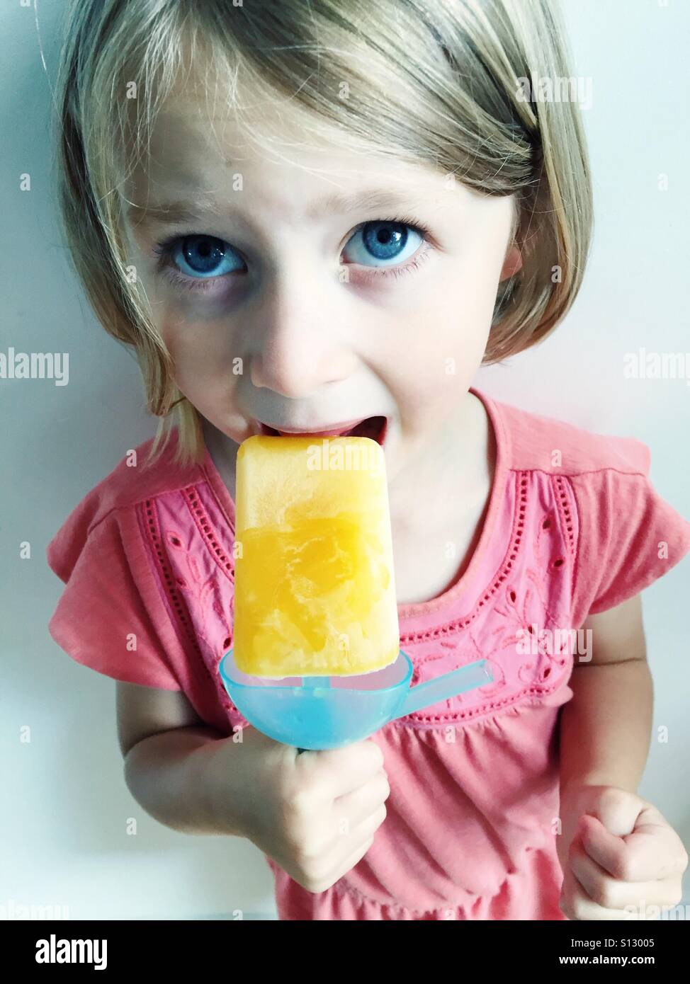 Mädchen beißen ein lolly Stockfoto Mädchen beißen ein lolly Stockfoto