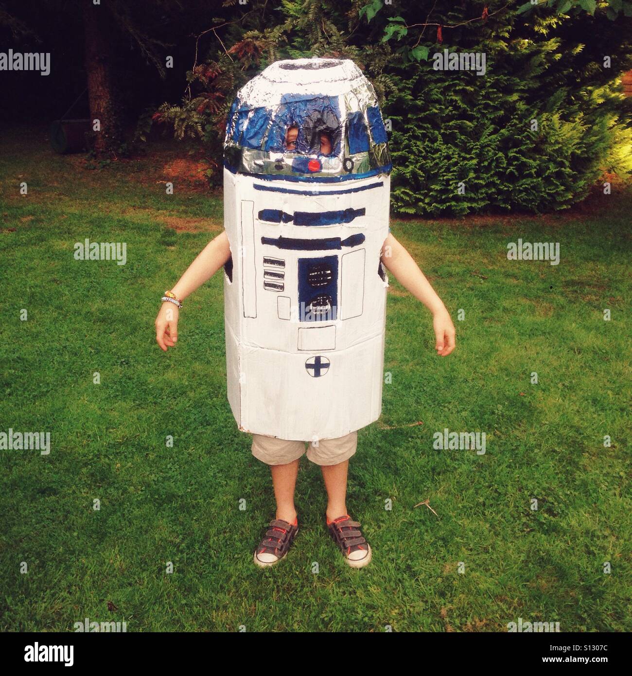 R2D2 Star Wars hausgemachtes, schickes Outfit - Smartphone-aufgenommenes Stockfoto